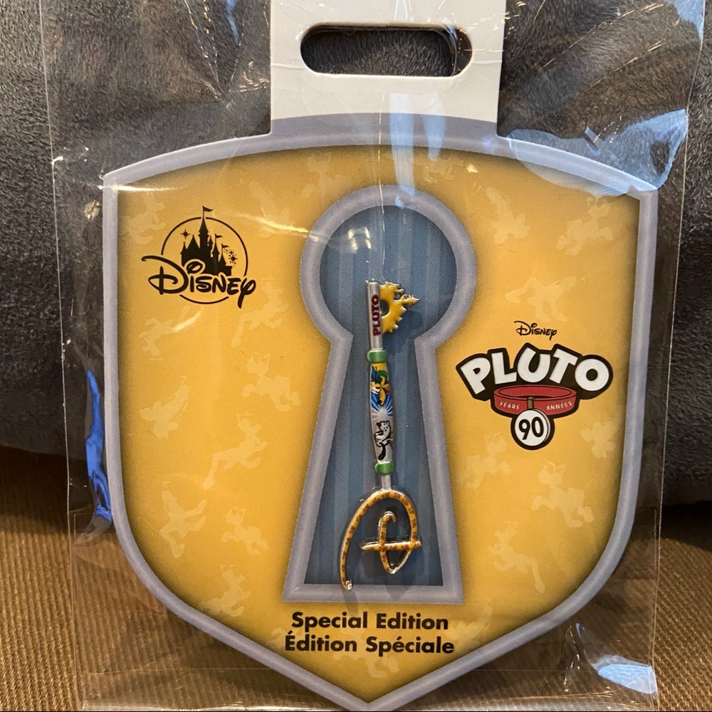 DISNEY NWT PLUTO KEY PIN 90th ANNIVERSARY